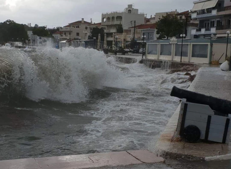 Τεράστια κύματα στην Ερμιόνη – Σκοτείνιασε ο ουρανός και οι άνεμοι έγιναν θυελλώδεις